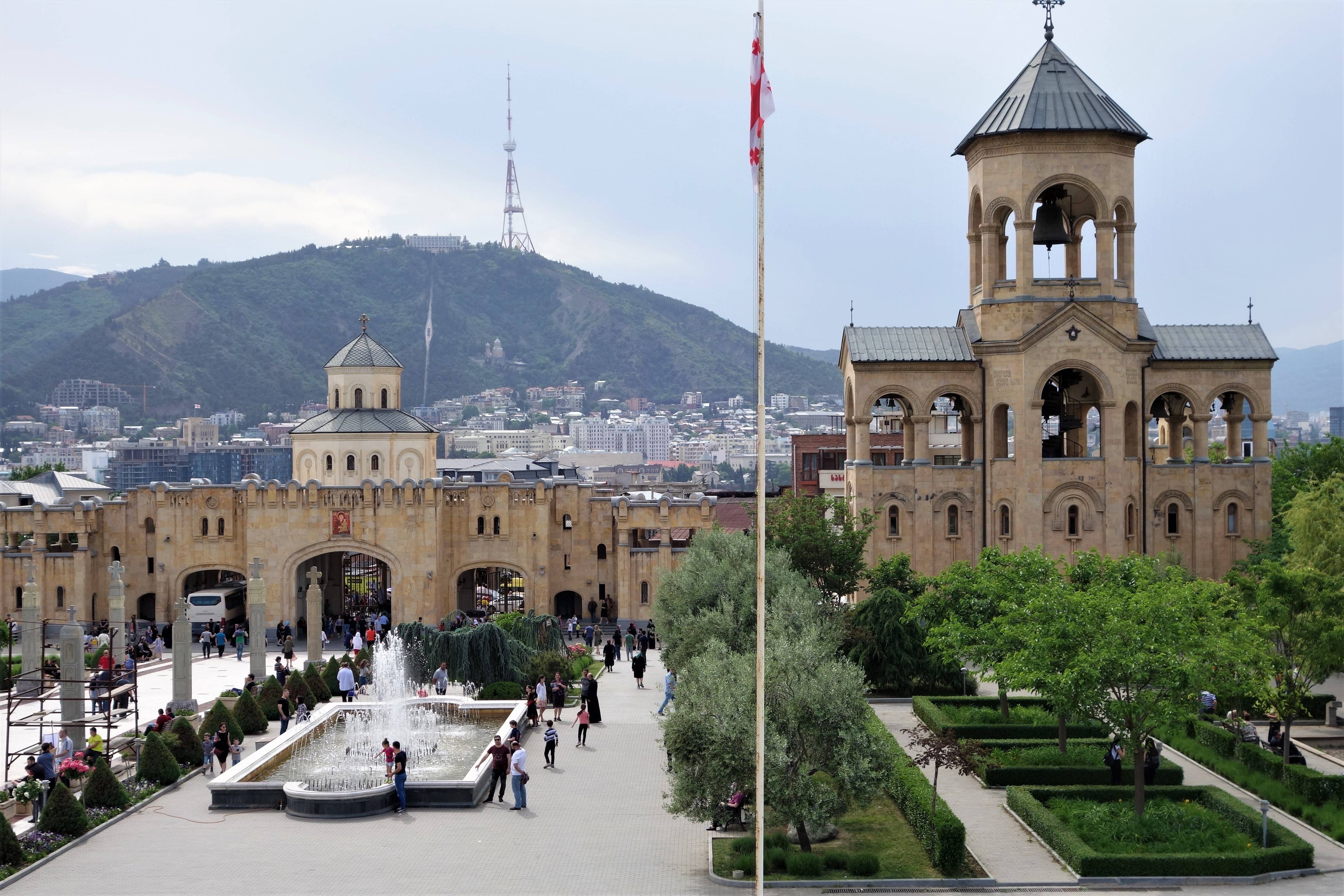 Тбилиси старый город 2022. Тбилиси 2. Батуми храм святой троицы на горе самеба. Метехи (каспский муниципалитет). Грузия тбилиси крепость нарикала.