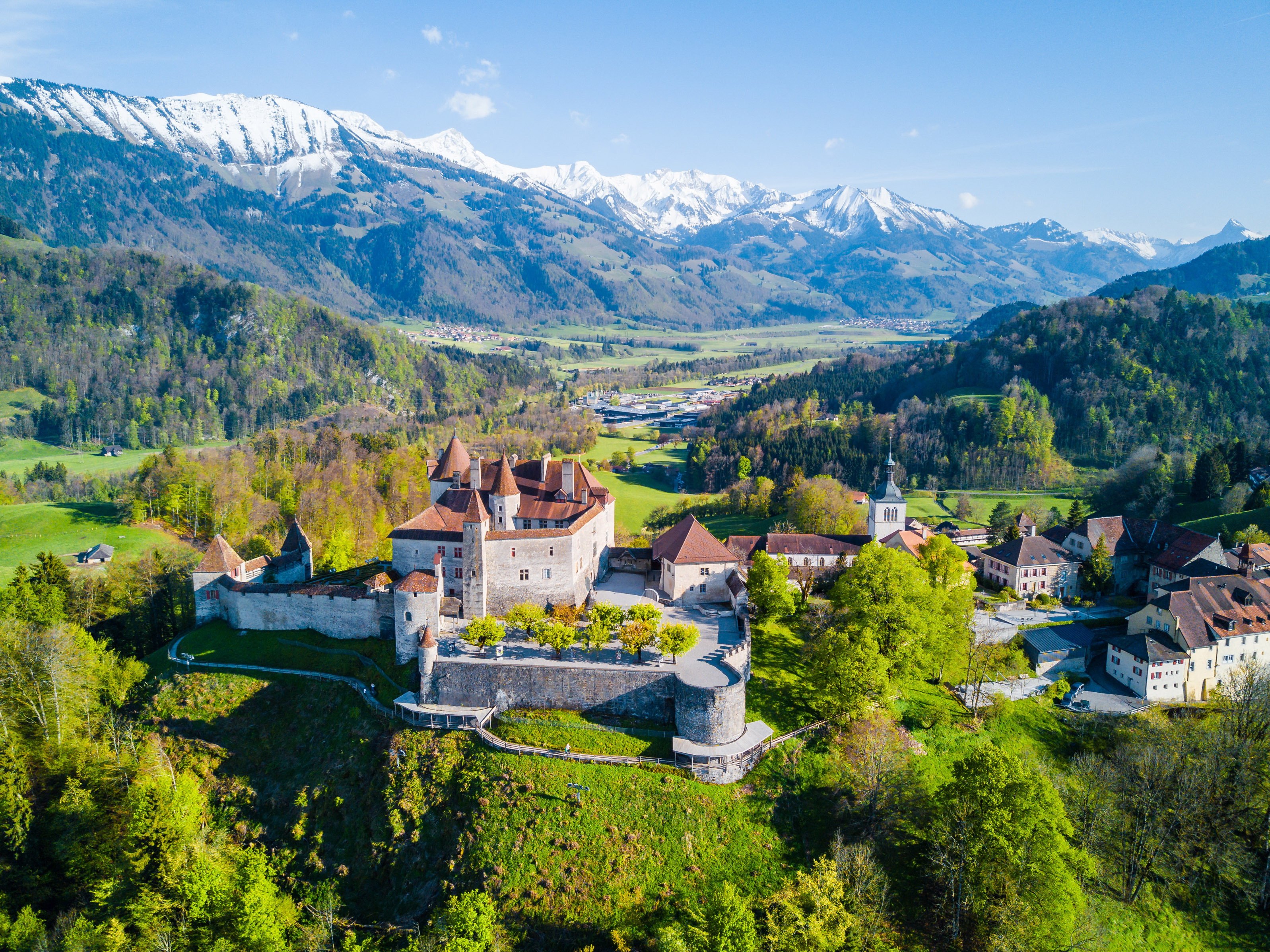 Швейцария маленькая страна. Грюйер Швейцария. Деревня Грюйер Швейцария. Замок Грюйер в Швейцарии. Замок Грюйер Фрибур.