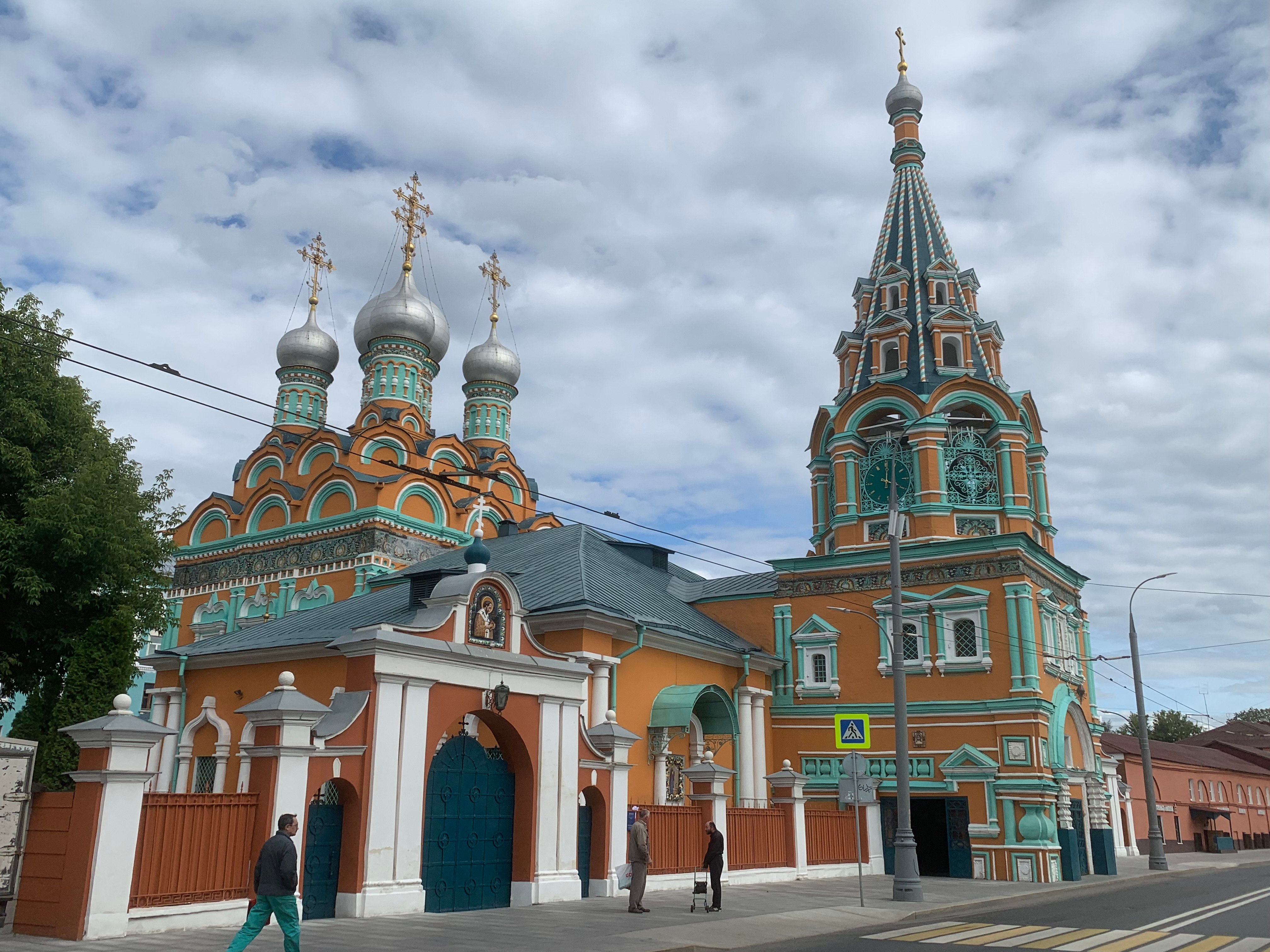 Большая полянка церкви. Храм Григория Неокесарийского в Москве. Григория Неокесарийского на полянке. Храм Григория Неокесарийского изразцы.