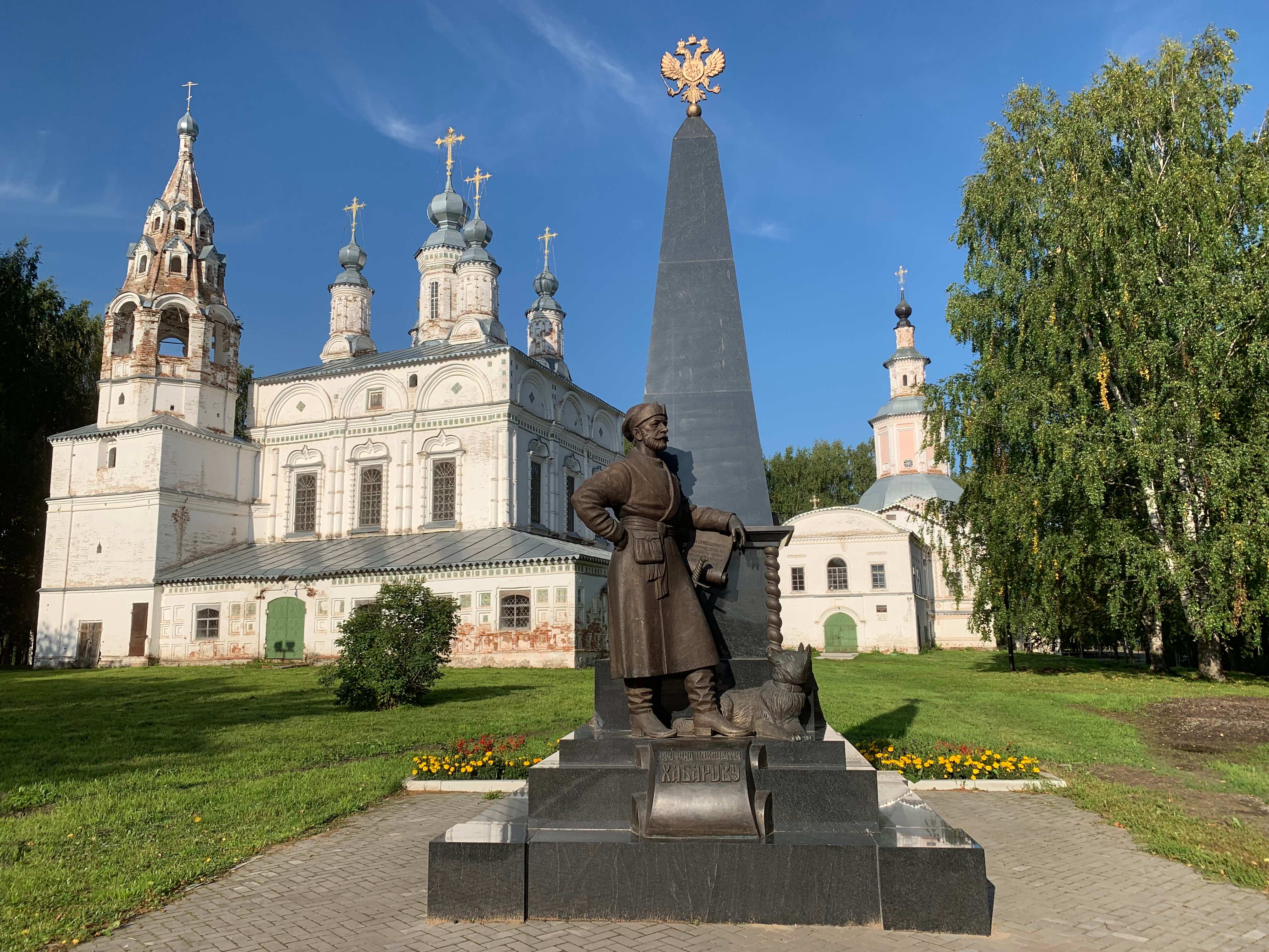 Около памятника. Великий Устюг памятник Хабарову. Памятник Ерофею Хабарову Великий Устюг. Ерофей Хабаров памятник Великий ус. Ерофей Хабаров памятник Великий Устюг.