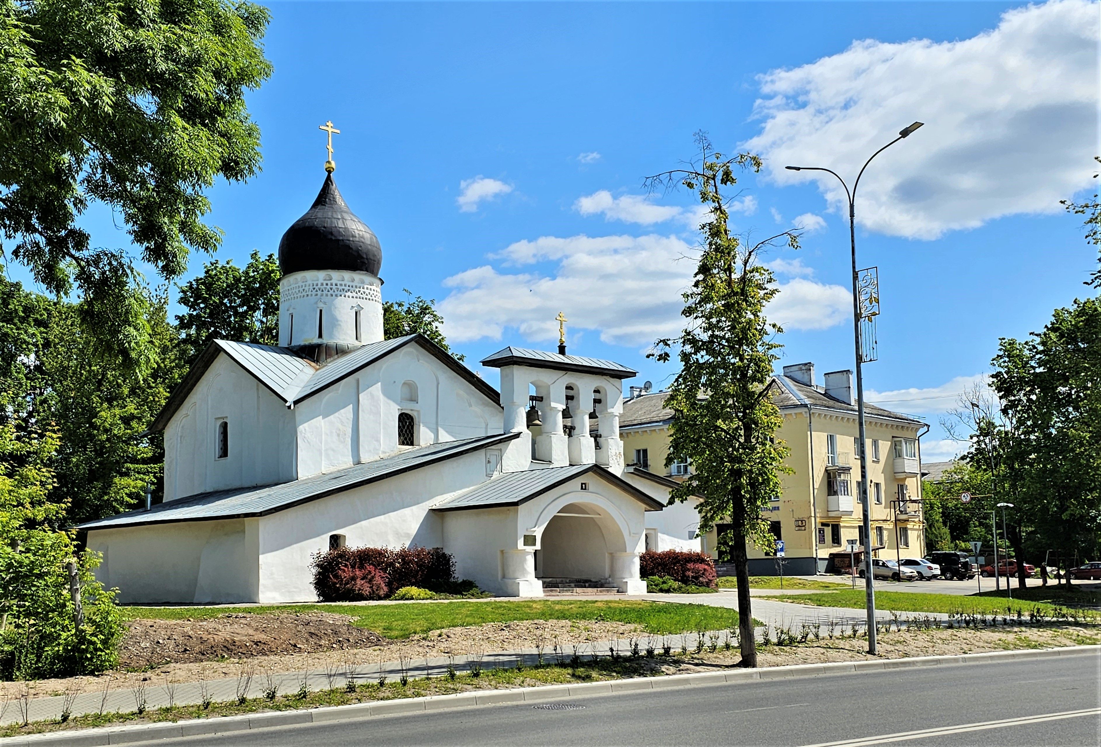 Псков новгород смоленск. Церкви Великого Новгорода. Новгород Великий Ильинская Церковь и дерево. Армянская Церковь в Пскове.