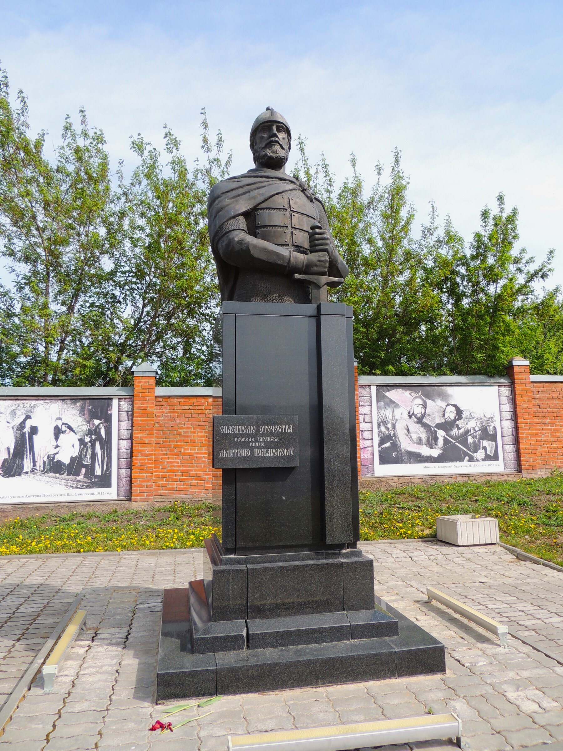 Памятник дмитрию пожарскому. Памятник Дмитрию Пожарскому в Зарайске. Памятник Пожарскому в Зарайске, скульптор Иванов ю. ф..